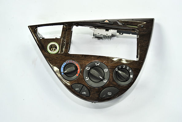 Ford Çıkma Yedek Focus 1 Teyip Çerçevesi  Orijinal Uyum, Temiz Görünüm ve Güvenilir Parça